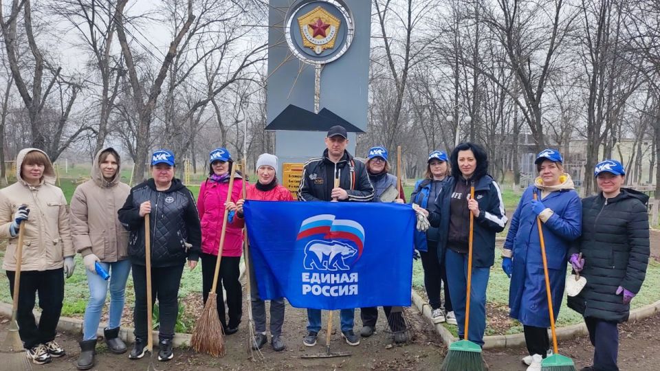 2 апреля в городе Молодогвардейске под эгидой ВПП «Единая Россия» и женсовета Краснодонского округа состоялся общегородской субботник, объединивший жителей и трудовые коллективы в стремлении сделать город чище и уютнее 2 апреля в городе Молодогвардейске под эгидой ВПП «Единая Россия» и женсовета Краснодонского округа состоялся общегородской субботник, объединивший жителей и трудовые коллективы в стремлении сделать город чище и уютнее