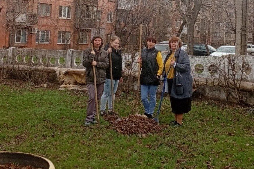Продолжаем субботники!. Коллективы всех образовательных учреждений города Продолжаем субботники!. Коллективы всех образовательных учреждений города
