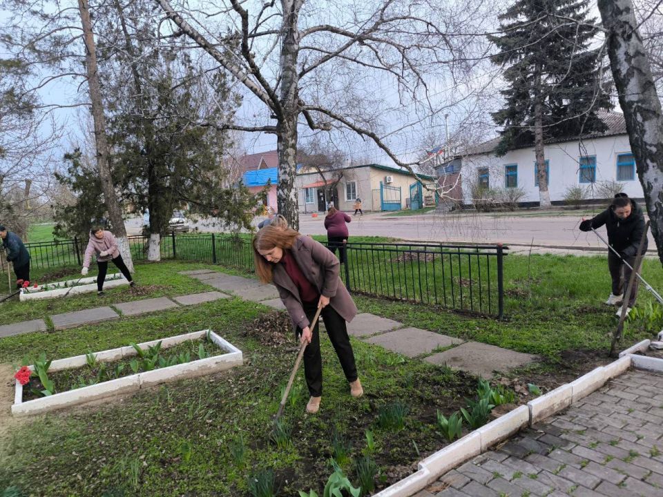 Чистота начинается с нас!. 2 апреля мы дружно вышли на субботник: сотрудники Петровского отдела жизнеобеспечения, заместитель председателя районного совета и жители пгт Чистота начинается с нас!. 2 апреля мы дружно вышли на субботник: сотрудники Петровского отдела жизнеобеспечения, заместитель председателя районного совета и жители пгт