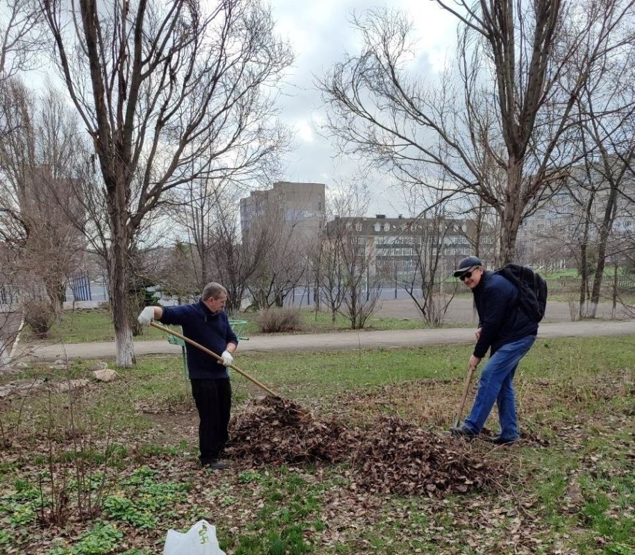 Продолжаем субботники!. Коллективы всех образовательных учреждений города Продолжаем субботники!. Коллективы всех образовательных учреждений города