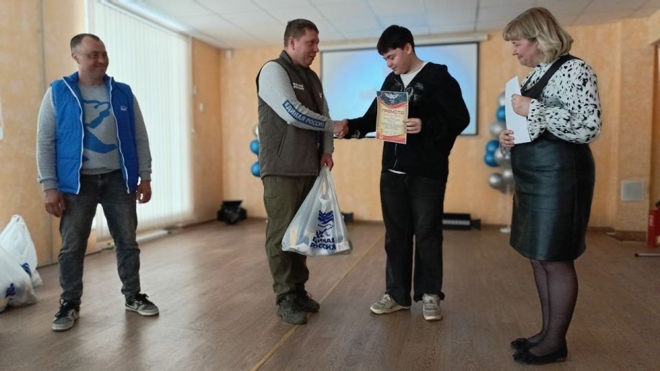 Вручение наград победителям школьного киберспортивного турнира Вручение наград победителям школьного киберспортивного турнира