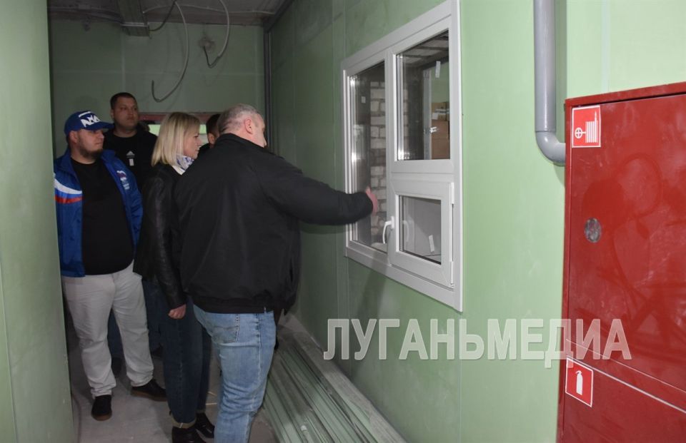 В Брянке единороссы проинспектировали ход ремонтных работ в здании будущего инфекционного отделения горбольницы В Брянке единороссы проинспектировали ход ремонтных работ в здании будущего инфекционного отделения горбольницы