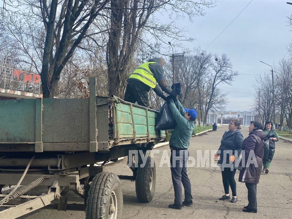 В Кировске в рамках эстафеты добрых дел «Весна – пора наводить порядки» прошел массовый субботник общественных мест В Кировске в рамках эстафеты добрых дел «Весна – пора наводить порядки» прошел массовый субботник общественных мест