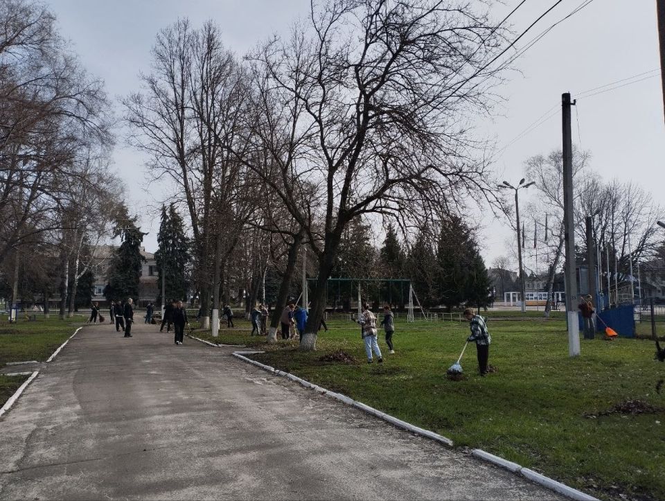 Не словом, а делом: сотрудники администрации вышли в парк и сделали его краше Не словом, а делом: сотрудники администрации вышли в парк и сделали его краше