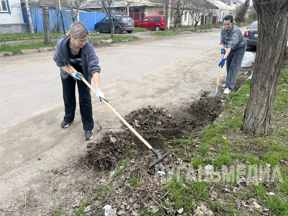 Коллектив «ЛУГАНЬМЕДИА» провел субботник Коллектив «ЛУГАНЬМЕДИА» провел субботник