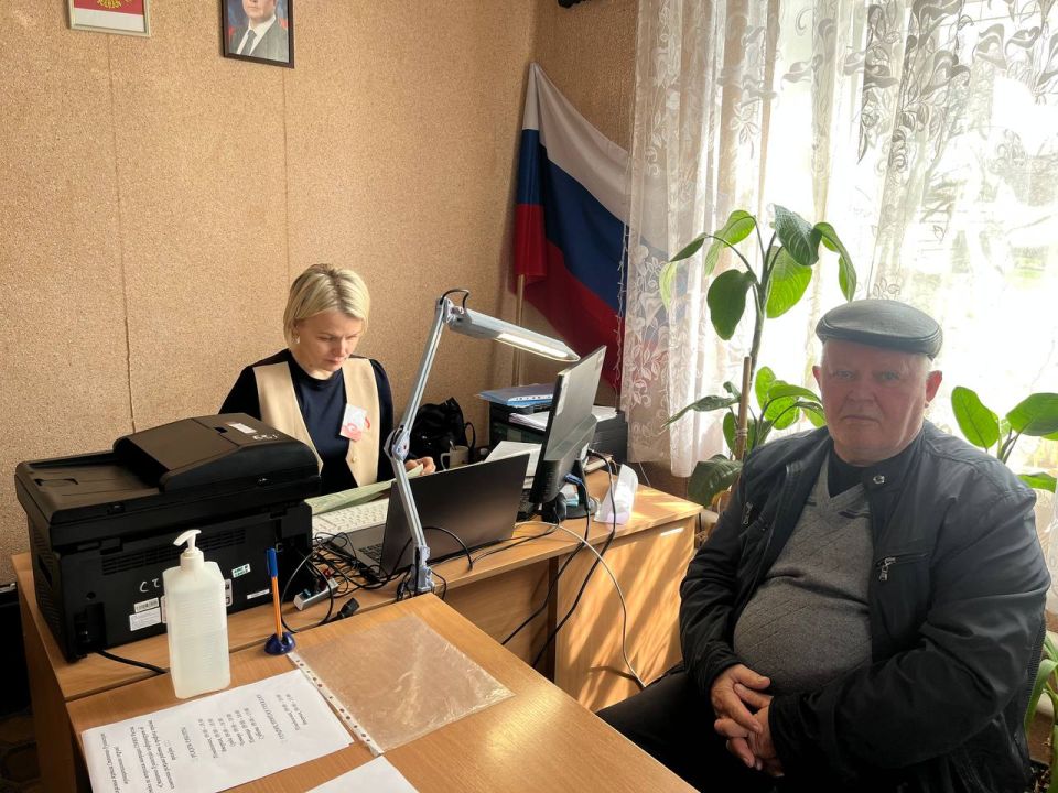 Сегодня 03.04.2026 в с.Великая Черниговка специалисты ГБУ ЛНР «МФЦ» произвели выездной прием граждан Сегодня 03.04.2026 в с.Великая Черниговка специалисты ГБУ ЛНР «МФЦ» произвели выездной прием граждан