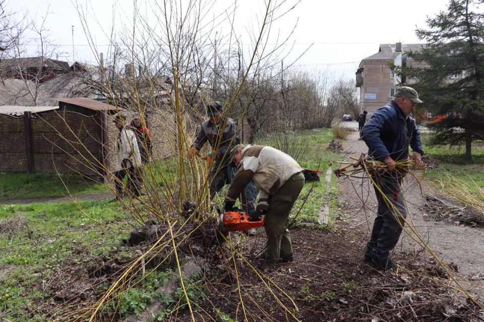 В Стаханове в рамках эстафеты добрых дел прошёл субботник у памятного места В Стаханове в рамках эстафеты добрых дел прошёл субботник у памятного места