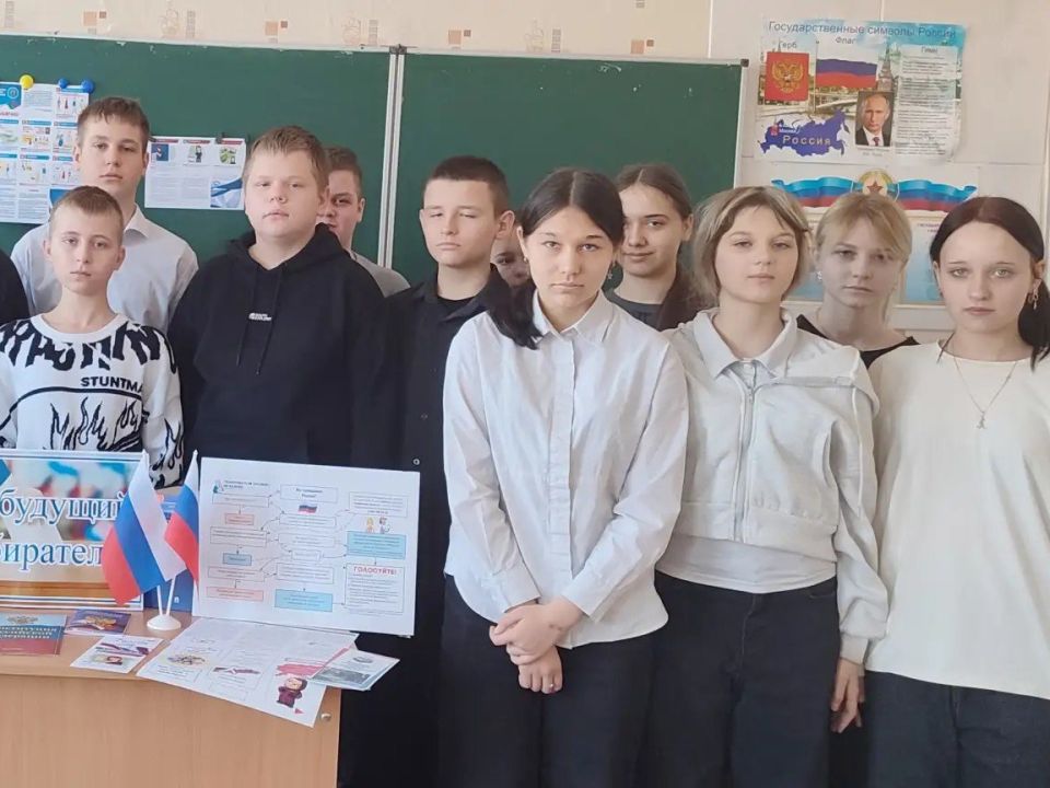 Члены УИК Славяносербского округа провели правовой час «Я – будущий избиратель» Члены УИК Славяносербского округа провели правовой час «Я – будущий избиратель»