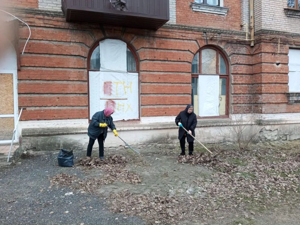 Сотрудники Рубежанского городского музея активно участвовали в общегородском субботнике Сотрудники Рубежанского городского музея активно участвовали в общегородском субботнике