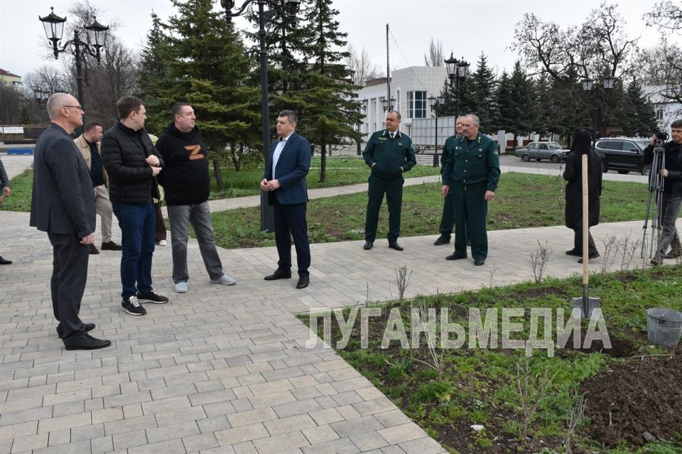 Очередной визит побратимов из Ставропольского края порадовал Антрацит высадкой саженцев молодых деревьев Очередной визит побратимов из Ставропольского края порадовал Антрацит высадкой саженцев молодых деревьев