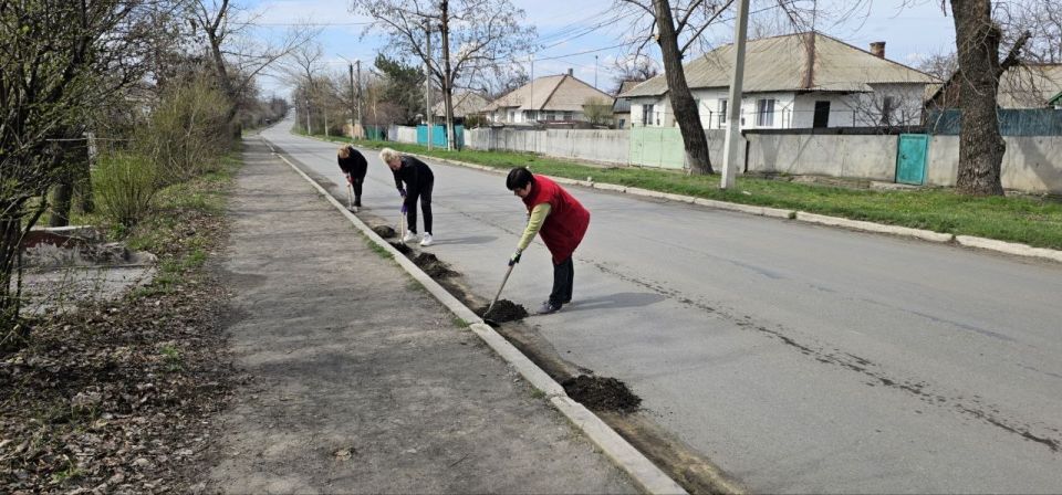 3 апреля сотрудники отдела жизнеобеспечения г. Вахрушево, г. Миусинск, пгт. Хрустальное и активисты партии «Единая Россия» провели субботники на подведомственной территории 3 апреля сотрудники отдела жизнеобеспечения г. Вахрушево, г. Миусинск, пгт. Хрустальное и активисты партии «Единая Россия» провели субботники на подведомственной территории