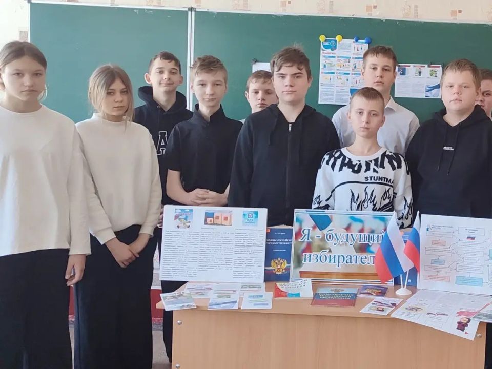 Члены УИК Славяносербского округа провели правовой час «Я – будущий избиратель» Члены УИК Славяносербского округа провели правовой час «Я – будущий избиратель»