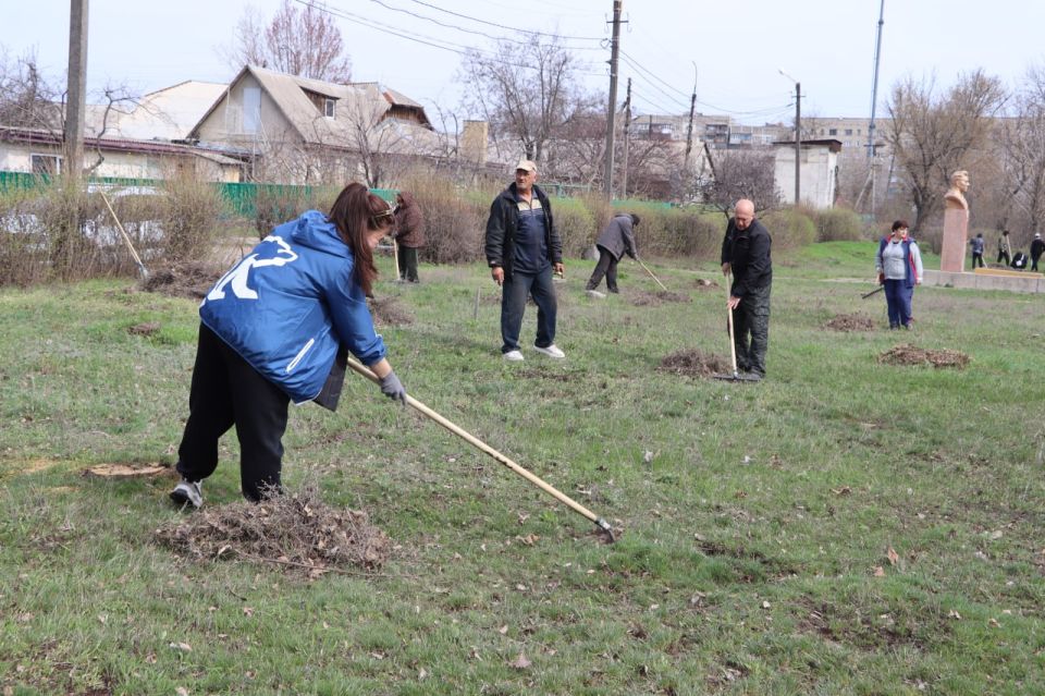 В Стаханове в рамках эстафеты добрых дел прошёл субботник у памятного места В Стаханове в рамках эстафеты добрых дел прошёл субботник у памятного места
