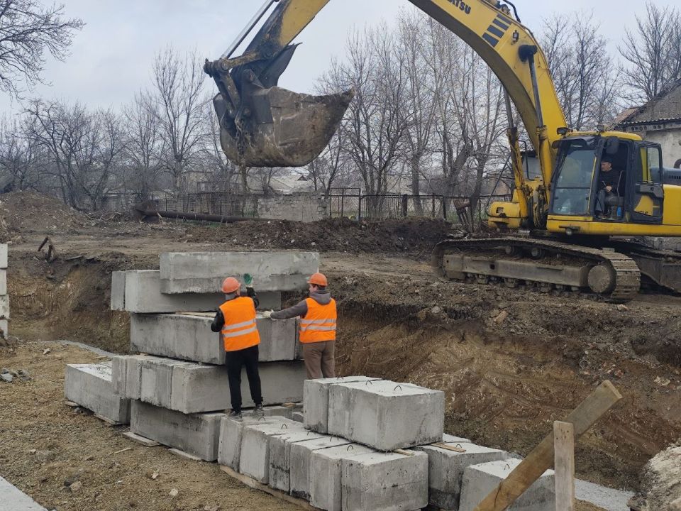 Сегодня депутаты партии «Единая Россия» побывали на стройплощадке нового спортивного здания для ДЮСШ №2 в городе Красный Луч Сегодня депутаты партии «Единая Россия» побывали на стройплощадке нового спортивного здания для ДЮСШ №2 в городе Красный Луч