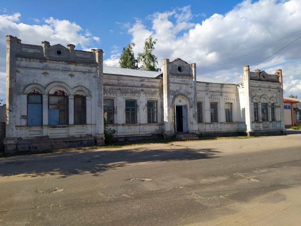 КРАСНЫЙ КИРПИЧ И БАШЕННЫЕ СИЛУЭТЫ: здание, где ковали кадры для ракетного щита страны КРАСНЫЙ КИРПИЧ И БАШЕННЫЕ СИЛУЭТЫ: здание, где ковали кадры для ракетного щита страны