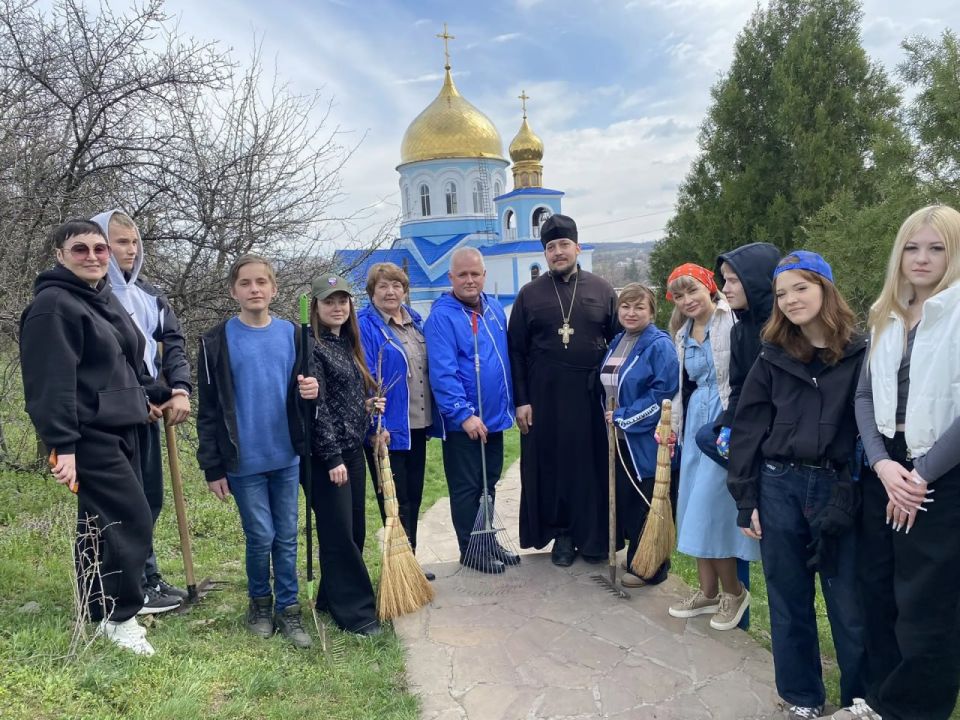 Весна – время наводить порядок! Антрацитовские единороссы провели субботник у храма Александра Невского Весна – время наводить порядок! Антрацитовские единороссы провели субботник у храма Александра Невского