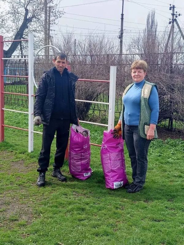 В поселке Новосветловка состоялся весенний субботник на детской площадке и прилегающей территории В поселке Новосветловка состоялся весенний субботник на детской площадке и прилегающей территории