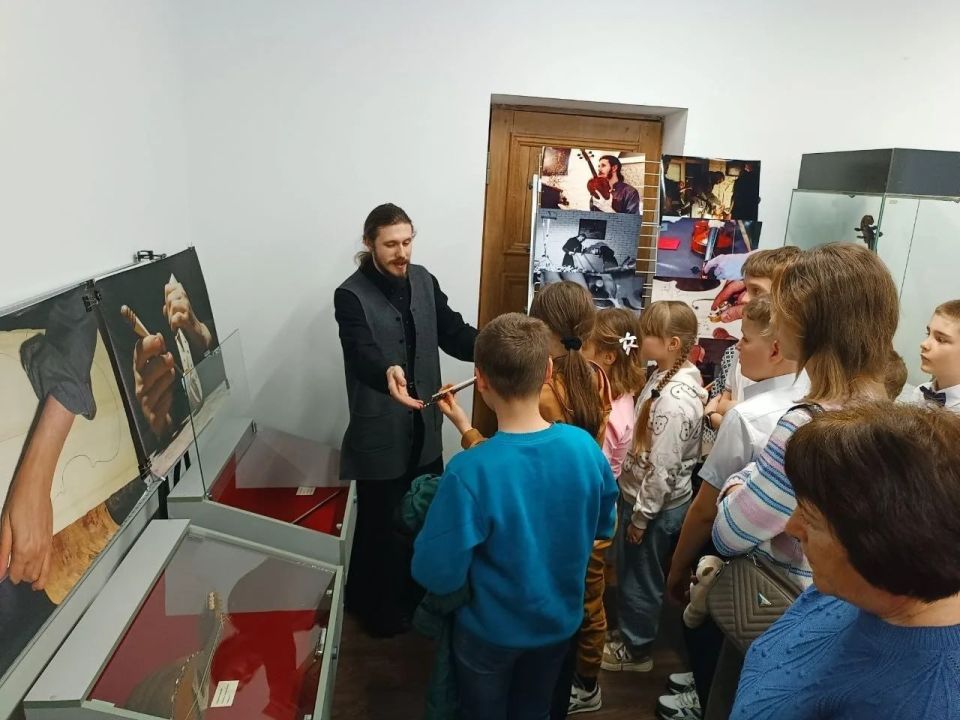 В Станице Луганской открылась выставка скрипок, созданных в монастыре В Станице Луганской открылась выставка скрипок, созданных в монастыре