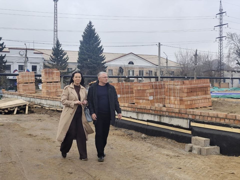 Сегодня депутаты партии «Единая Россия» побывали на стройплощадке нового спортивного здания для ДЮСШ №2 в городе Красный Луч Сегодня депутаты партии «Единая Россия» побывали на стройплощадке нового спортивного здания для ДЮСШ №2 в городе Красный Луч