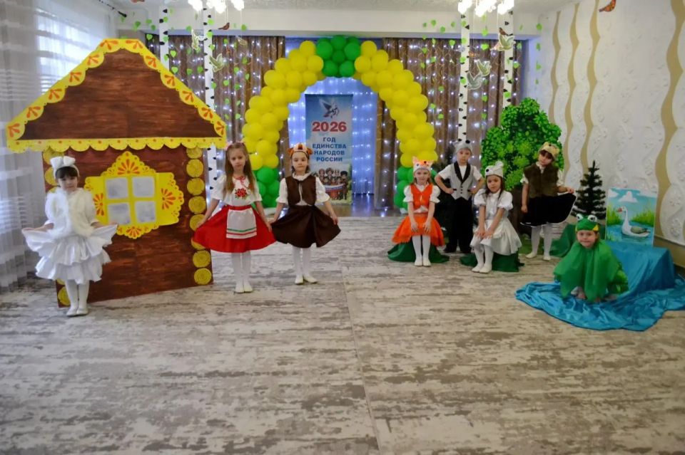 Постановки по сказкам народов России прошли в стахановском детском саду Постановки по сказкам народов России прошли в стахановском детском саду