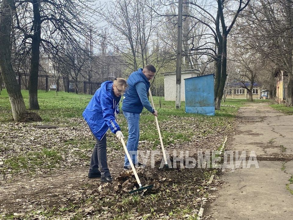 В Кировске в рамках эстафеты добрых дел «Весна – пора наводить порядки» прошел массовый субботник общественных мест В Кировске в рамках эстафеты добрых дел «Весна – пора наводить порядки» прошел массовый субботник общественных мест