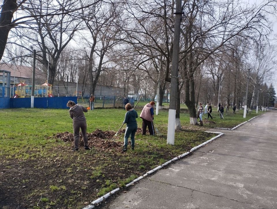 Не словом, а делом: сотрудники администрации вышли в парк и сделали его краше Не словом, а делом: сотрудники администрации вышли в парк и сделали его краше