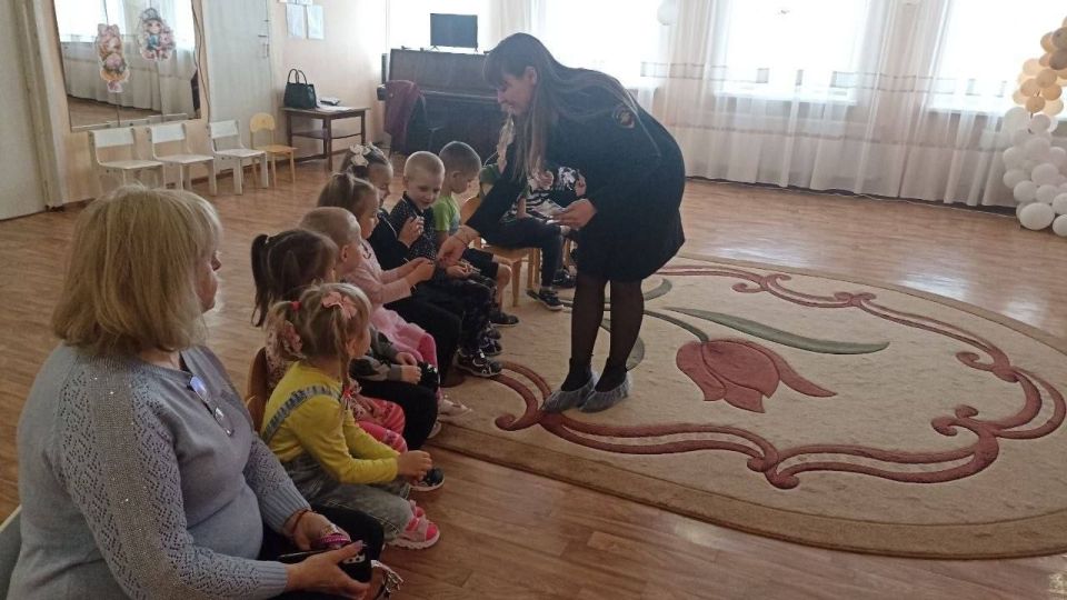 Сотрудники ОГИБДД ОМВД «Кировский» провели познавательные занятия в дошкольных учреждениях Сотрудники ОГИБДД ОМВД «Кировский» провели познавательные занятия в дошкольных учреждениях