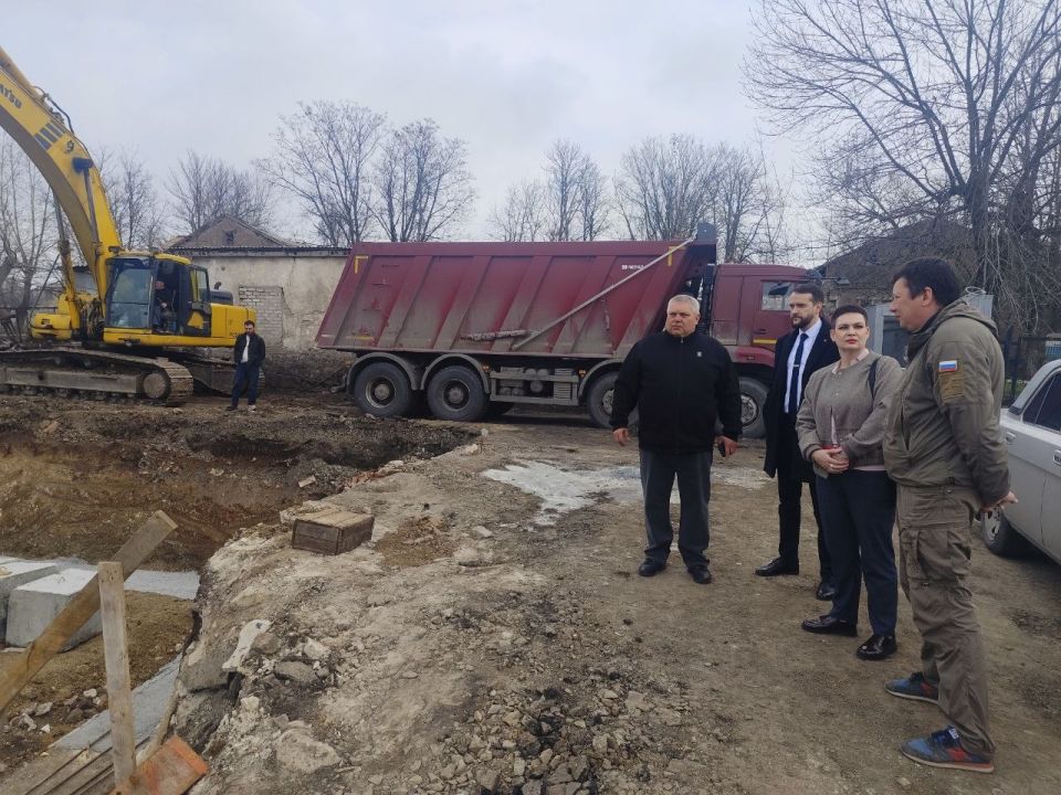 Сегодня депутаты партии «Единая Россия» побывали на стройплощадке нового спортивного здания для ДЮСШ №2 в городе Красный Луч Сегодня депутаты партии «Единая Россия» побывали на стройплощадке нового спортивного здания для ДЮСШ №2 в городе Красный Луч