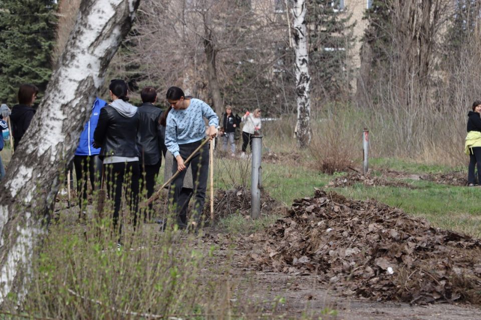В Стаханове в рамках эстафеты добрых дел прошёл субботник у памятного места В Стаханове в рамках эстафеты добрых дел прошёл субботник у памятного места