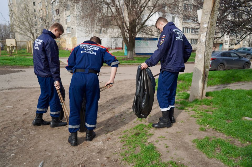 Чистота начинается с нас: добровольцы ЛугРО ВСКС провели субботник Чистота начинается с нас: добровольцы ЛугРО ВСКС провели субботник