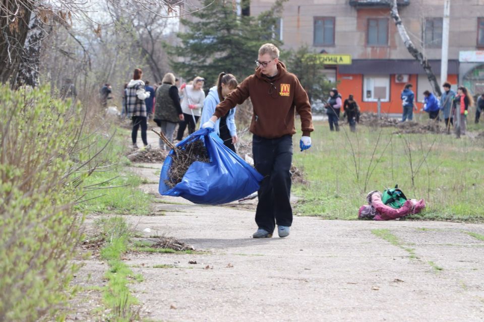 В Стаханове в рамках эстафеты добрых дел прошёл субботник у памятного места В Стаханове в рамках эстафеты добрых дел прошёл субботник у памятного места