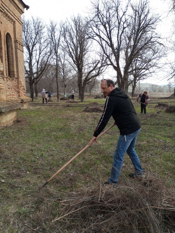 Жители села Покровское Троицкого муниципального округа в очередной раз доказали свою неравнодушную позицию, организовав и проведя субботники в общественных зонах Жители села Покровское Троицкого муниципального округа в очередной раз доказали свою неравнодушную позицию, организовав и проведя субботники в общественных зонах