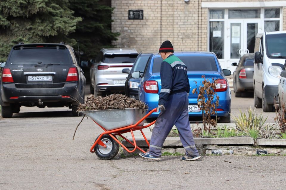 В Стаханове в рамках эстафеты добрых дел прошёл субботник у памятного места В Стаханове в рамках эстафеты добрых дел прошёл субботник у памятного места