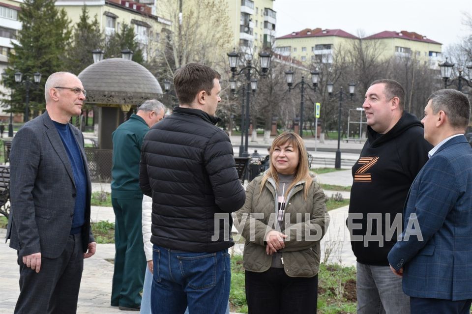 Очередной визит побратимов из Ставропольского края порадовал Антрацит высадкой саженцев молодых деревьев Очередной визит побратимов из Ставропольского края порадовал Антрацит высадкой саженцев молодых деревьев