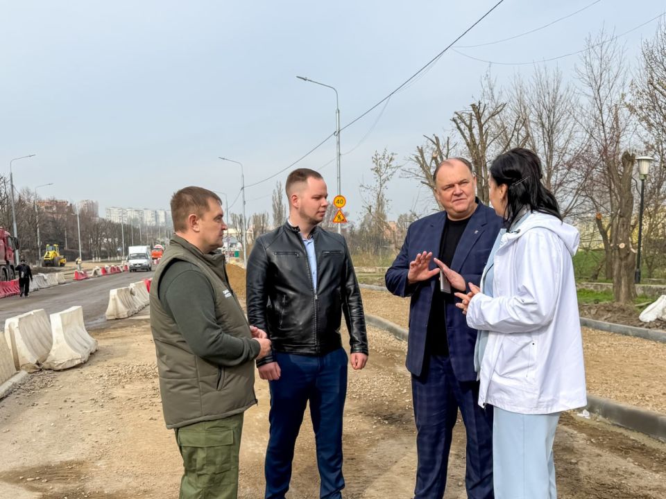 Андрей Сопельник и Сергей Диденко ознакомились с ходом ремонта дорожного покрытия на улице Фрунзе в Луганске Андрей Сопельник и Сергей Диденко ознакомились с ходом ремонта дорожного покрытия на улице Фрунзе в Луганске