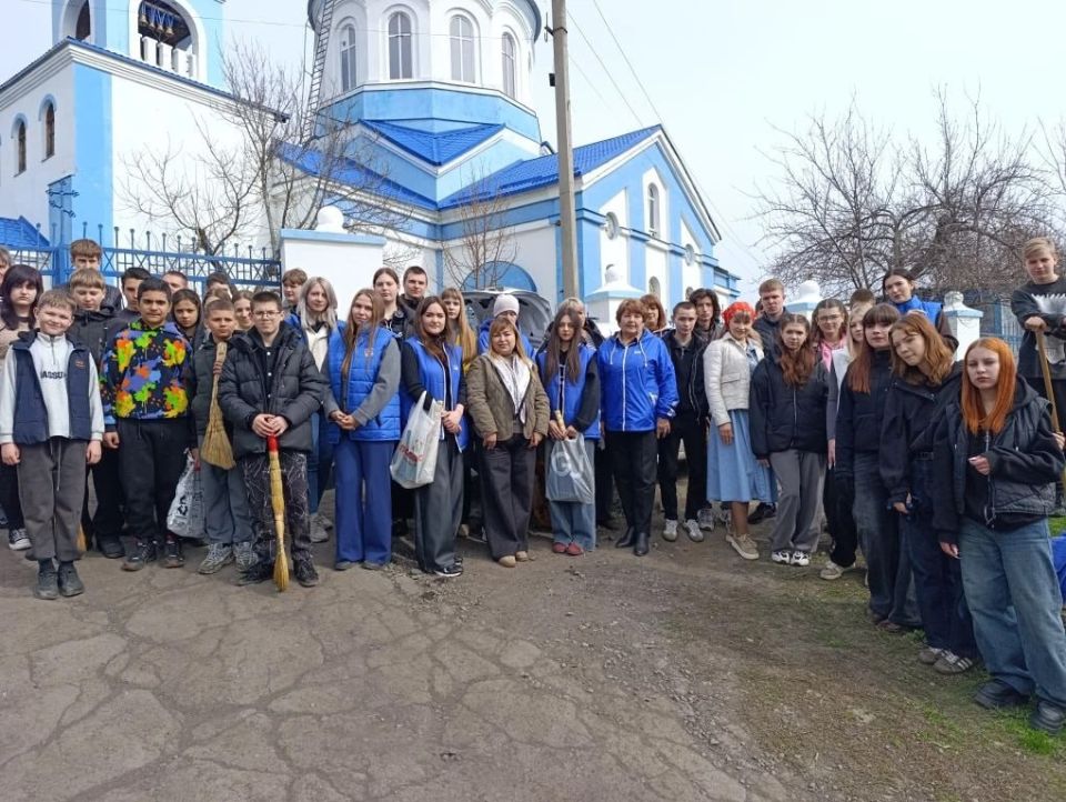 Весна – время наводить порядок! Антрацитовские единороссы провели субботник у храма Александра Невского Весна – время наводить порядок! Антрацитовские единороссы провели субботник у храма Александра Невского