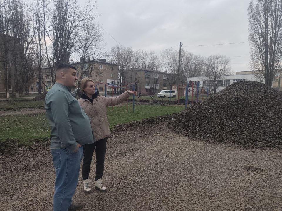 Депутат Партии "Единая Россия" Богдан Шишкин совместно с начальник отдела по жизнеобеспечению города Суходольска Еленой Майстренко обсудили ход работ на социально значимом объекте, который находиться на реконструкции Депутат Партии "Единая Россия" Богдан Шишкин совместно с начальник отдела по жизнеобеспечению города Суходольска Еленой Майстренко обсудили ход работ на социально значимом объекте, который находиться на реконструкции