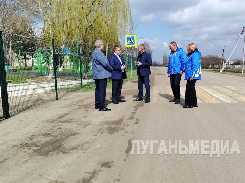 Единороссы проверили качество асфальта на трассе Никольское – Бараниковка Единороссы проверили качество асфальта на трассе Никольское – Бараниковка