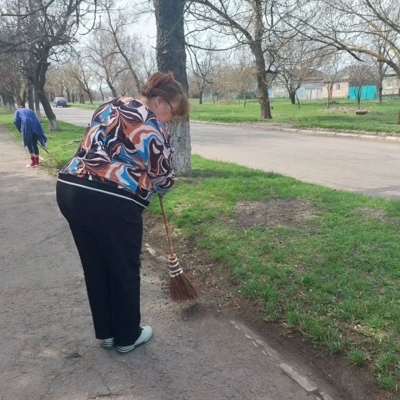 В поселке Новосветловка состоялся весенний субботник на детской площадке и прилегающей территории В поселке Новосветловка состоялся весенний субботник на детской площадке и прилегающей территории
