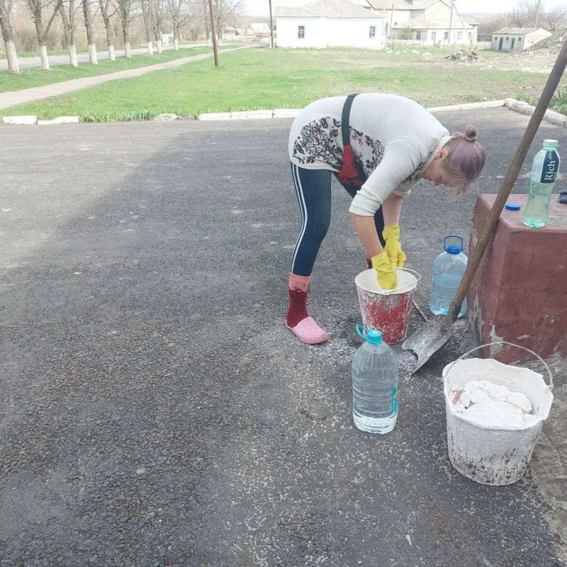 В поселке Новосветловка состоялся весенний субботник на детской площадке и прилегающей территории В поселке Новосветловка состоялся весенний субботник на детской площадке и прилегающей территории