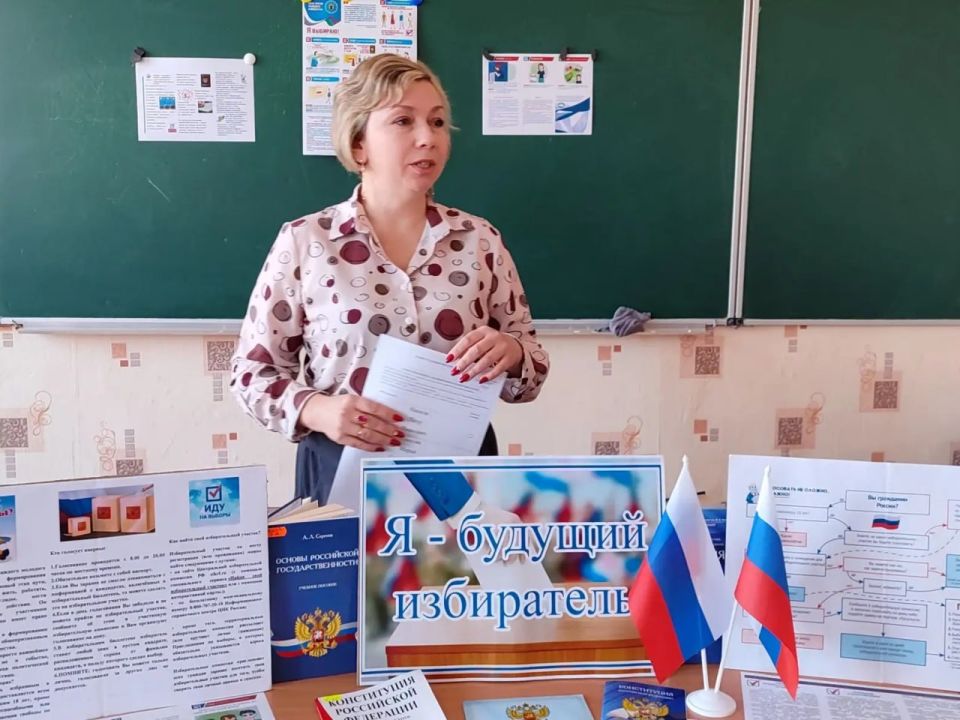 Члены УИК Славяносербского округа провели правовой час «Я – будущий избиратель» Члены УИК Славяносербского округа провели правовой час «Я – будущий избиратель»