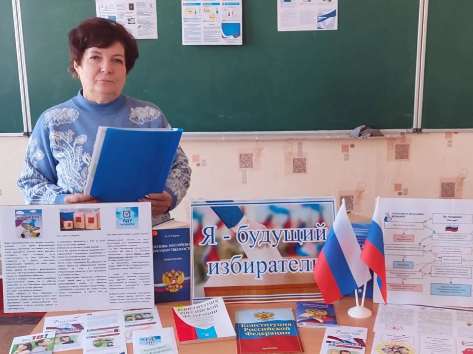 Члены УИК Славяносербского округа провели правовой час «Я – будущий избиратель» Члены УИК Славяносербского округа провели правовой час «Я – будущий избиратель»