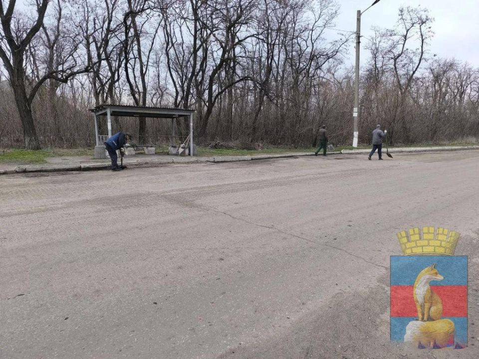 В городе Новодружеск сотрудники МБУ "КСЛ" осуществляют комплекс работ по благоустройству улиц: проводится уборка листвы и мусора, обрезка сухостоя, а также облагораживание клумб в центральной части города В городе Новодружеск сотрудники МБУ "КСЛ" осуществляют комплекс работ по благоустройству улиц: проводится уборка листвы и мусора, обрезка сухостоя, а также облагораживание клумб в центральной части города