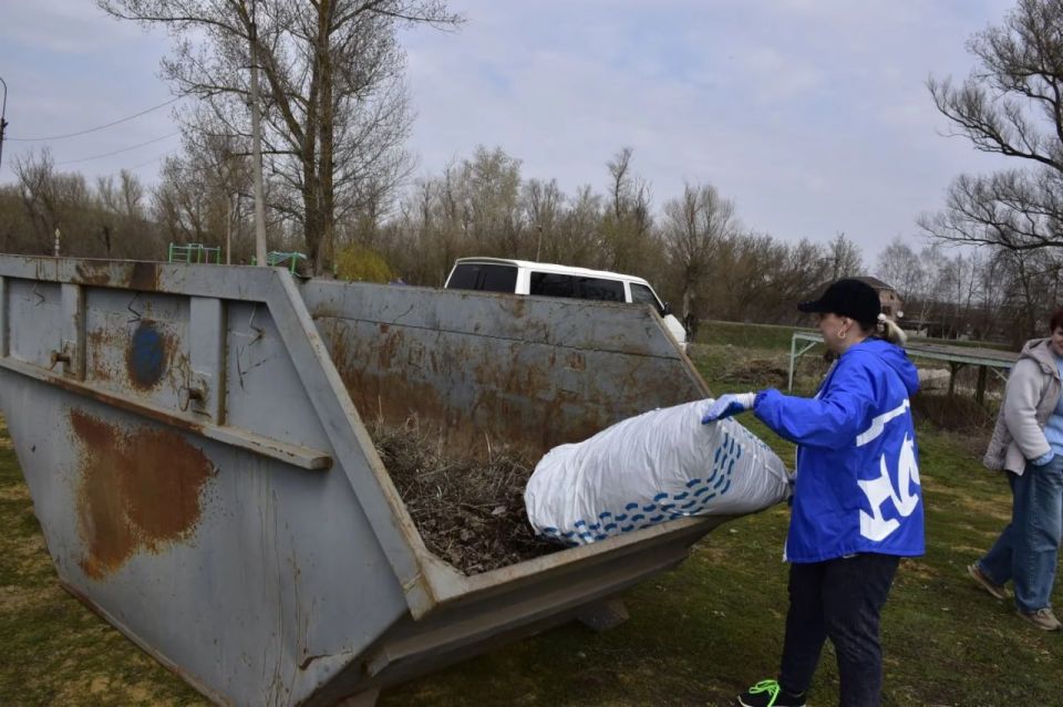 Единороссы провели субботник на территории Марковского пруда Единороссы провели субботник на территории Марковского пруда