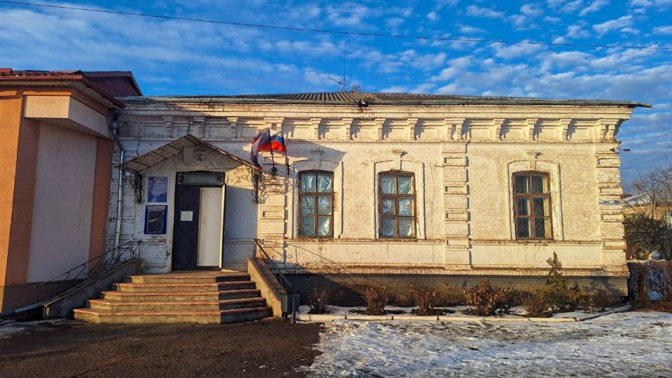 КРАСНЫЙ КИРПИЧ И БАШЕННЫЕ СИЛУЭТЫ: здание, где ковали кадры для ракетного щита страны КРАСНЫЙ КИРПИЧ И БАШЕННЫЕ СИЛУЭТЫ: здание, где ковали кадры для ракетного щита страны