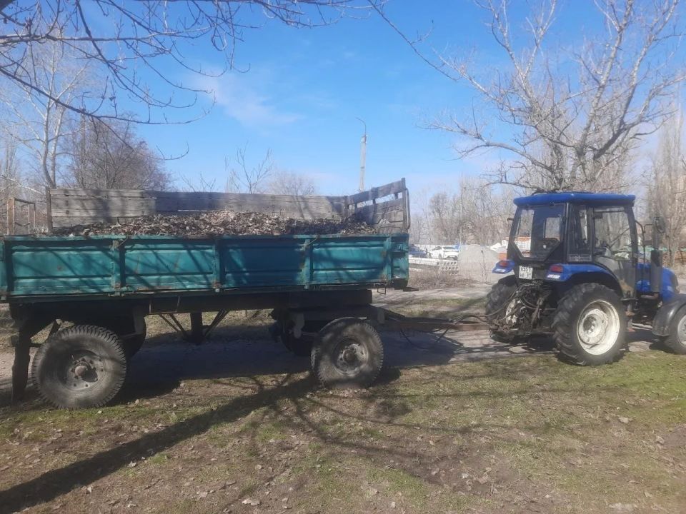Сотрудники ГКУ ЛНР «Центр обеспечения деятельности образовательных организаций г. Рубежное» провели масштабную уборку улицы Ленина Сотрудники ГКУ ЛНР «Центр обеспечения деятельности образовательных организаций г. Рубежное» провели масштабную уборку улицы Ленина