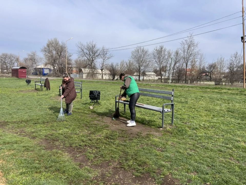 В поселке Новосветловка состоялся весенний субботник на детской площадке и прилегающей территории В поселке Новосветловка состоялся весенний субботник на детской площадке и прилегающей территории