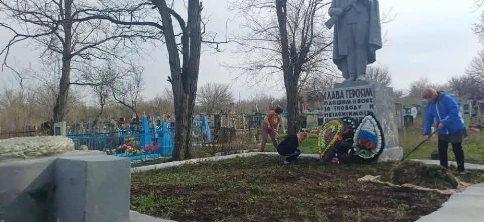 3 апреля сотрудники отдела жизнеобеспечения г. Вахрушево, г. Миусинск, пгт. Хрустальное и активисты партии «Единая Россия» провели субботники на подведомственной территории 3 апреля сотрудники отдела жизнеобеспечения г. Вахрушево, г. Миусинск, пгт. Хрустальное и активисты партии «Единая Россия» провели субботники на подведомственной территории