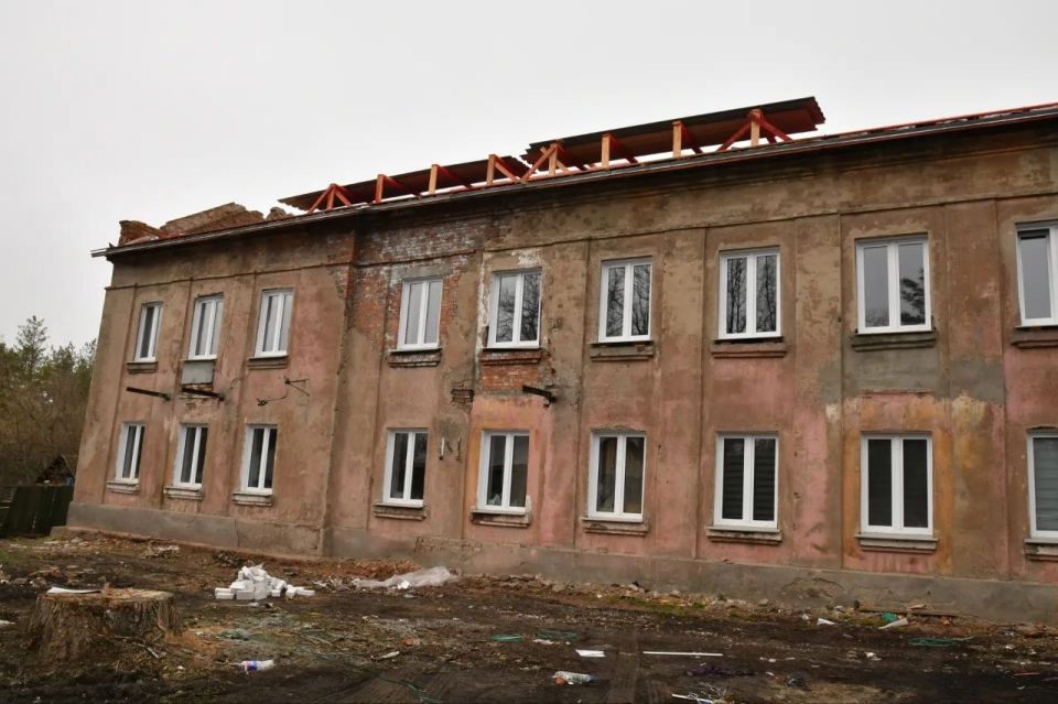 Единороссы проверили ход восстановления дома, пострадавшего от удара ВСУ в Свердловске Единороссы проверили ход восстановления дома, пострадавшего от удара ВСУ в Свердловске