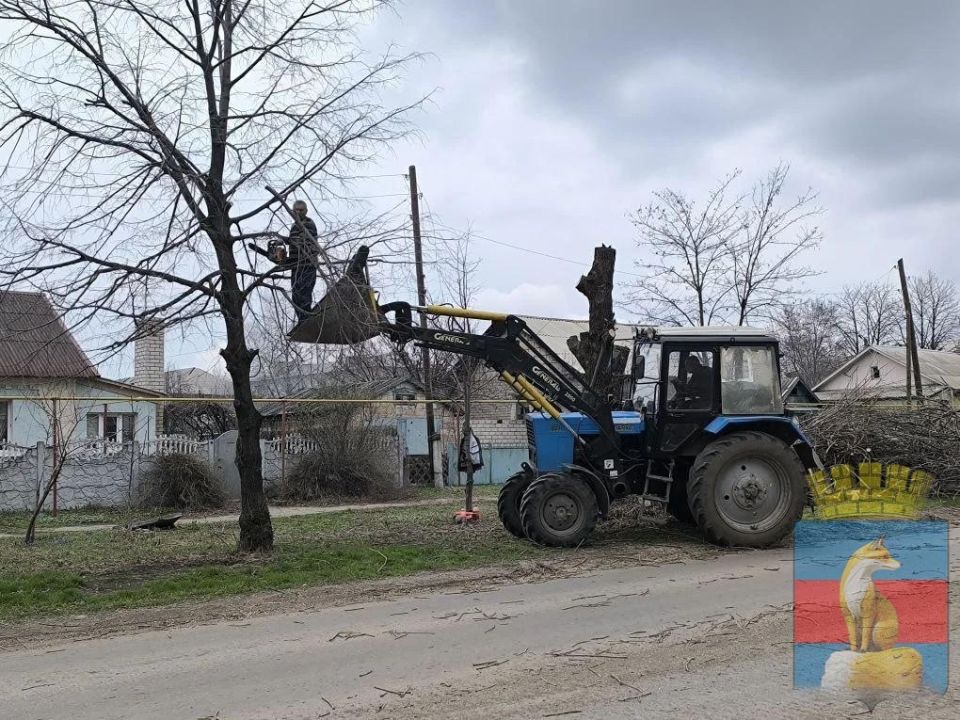 В городе Новодружеск сотрудники МБУ "КСЛ" осуществляют комплекс работ по благоустройству улиц: проводится уборка листвы и мусора, обрезка сухостоя, а также облагораживание клумб в центральной части города В городе Новодружеск сотрудники МБУ "КСЛ" осуществляют комплекс работ по благоустройству улиц: проводится уборка листвы и мусора, обрезка сухостоя, а также облагораживание клумб в центральной части города